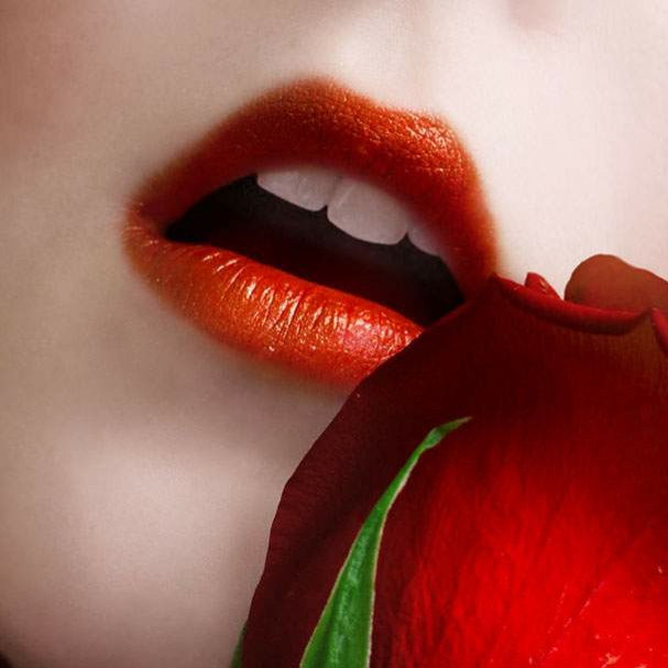 Мятный вкус на твоих губах. Красные губы с розой. Губы с конфетой. Губы с леденцом.
