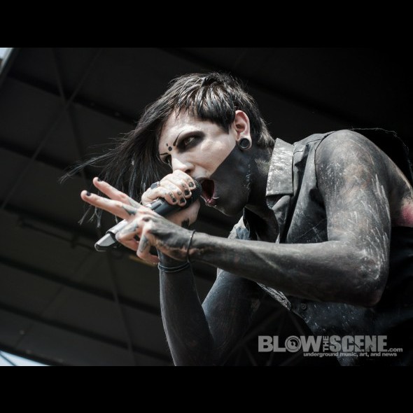 Motionless in white voices. Крис черулли 2022. Крис черулли Voices. Крис черулли в 2005. Крис Мотионлесс Voices.